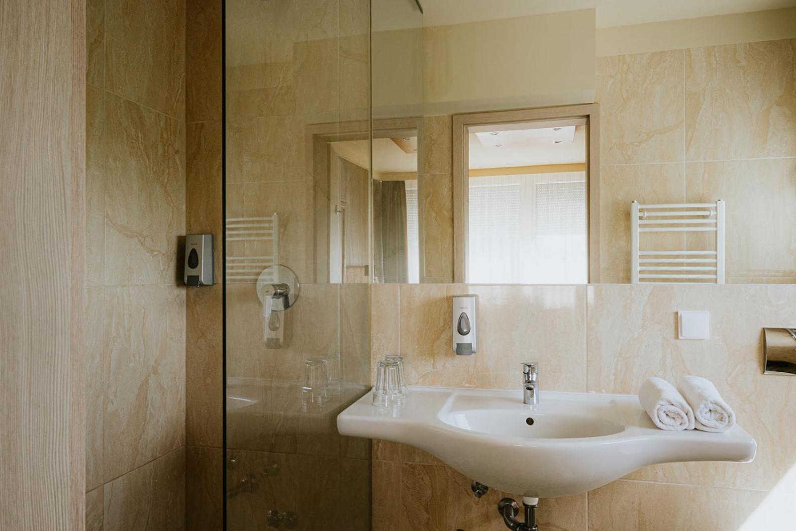 Aqua Hotel Gyula Εξωτερικό φωτογραφία